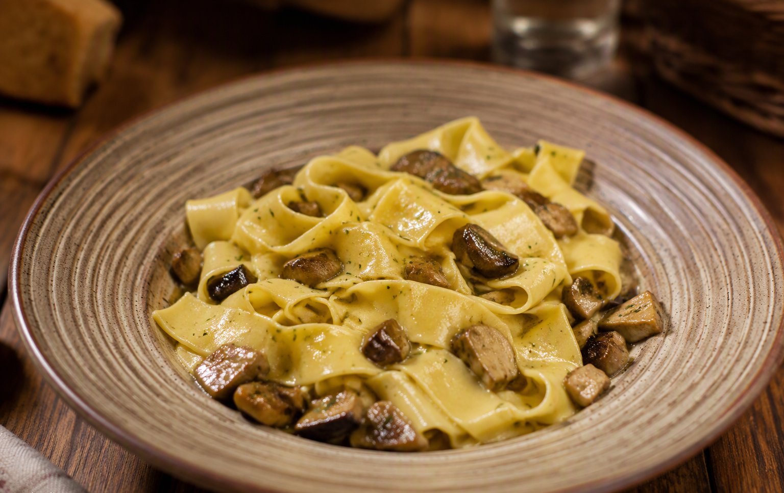La pasta fresca ai funghi nel piatto di terracotta